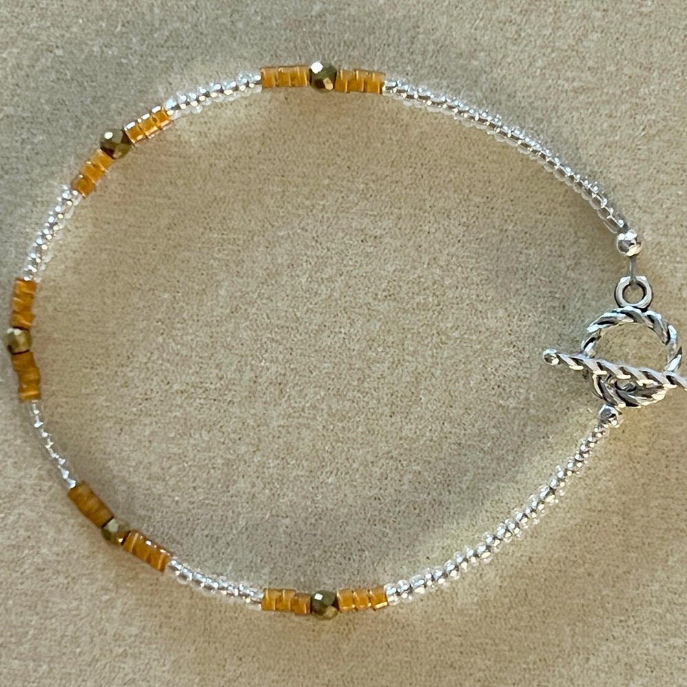 New Pretty Petite Orange & Silver Seed Bead Bracelet With Silver Toggle Clasp